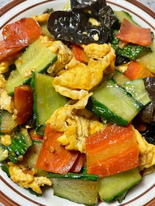 快手家常菜黄瓜胡萝卜炒鸡蛋木耳75