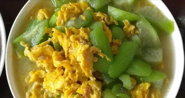 丝瓜炒鸡蛋,直接下锅是错的,难怪发黑还出汤,大厨分享正确做法