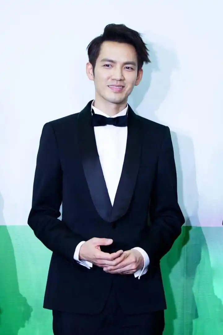 黑色系西装搭配不同风格的小领结,钟汉良轻松驾驭绅士风范