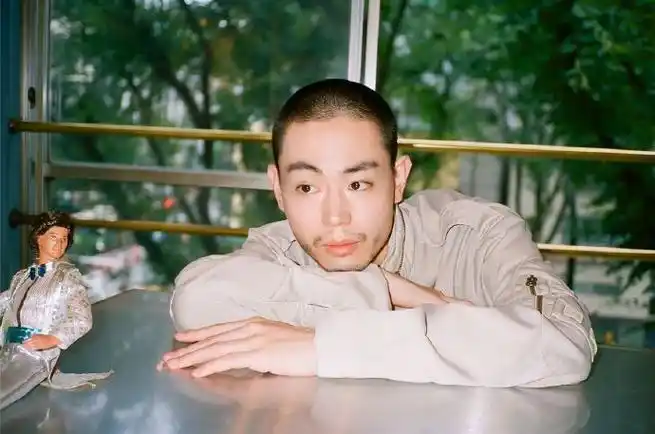 菅田将晖寸头胡须照