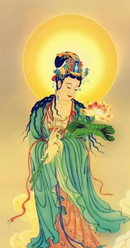 其额冠有宝瓶,右手执白拂或宝珠,左手执莲花.