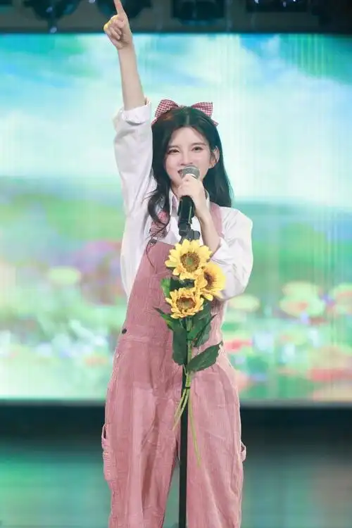 snh48林思意入团八年毕业公演纱裙造型仙气飘飘