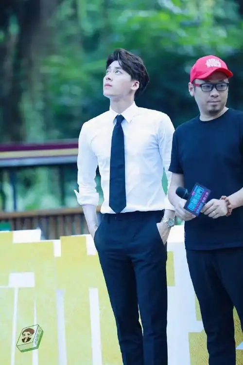 谁懂@李易峰77白衬衫77领带 的 杀伤力  75  #峰启新一岁,事事