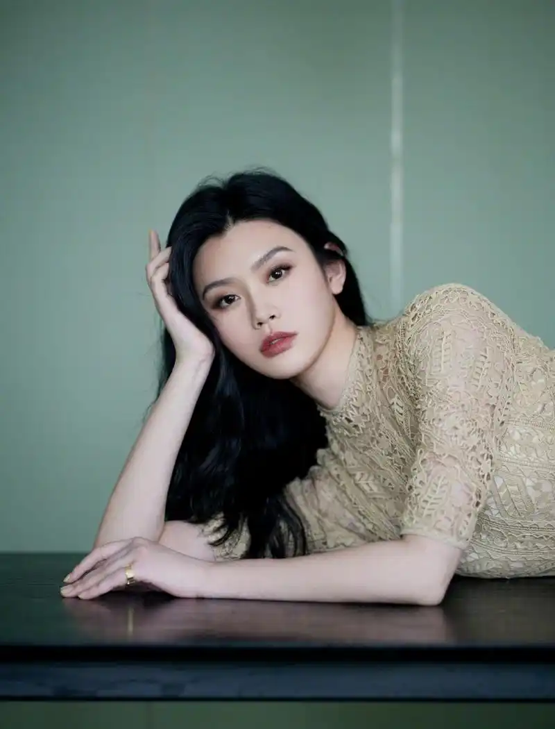 奚梦瑶写真美图:成熟知性,魅力无限