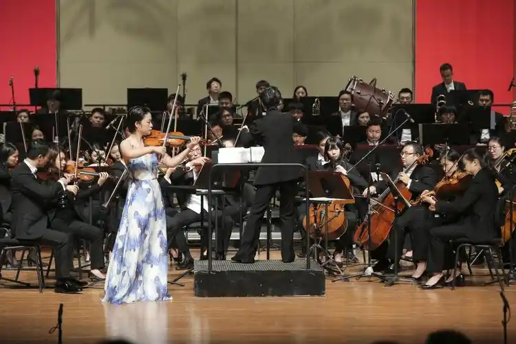 党华莉演奏小提琴协奏曲《梁山伯与祝英台》
