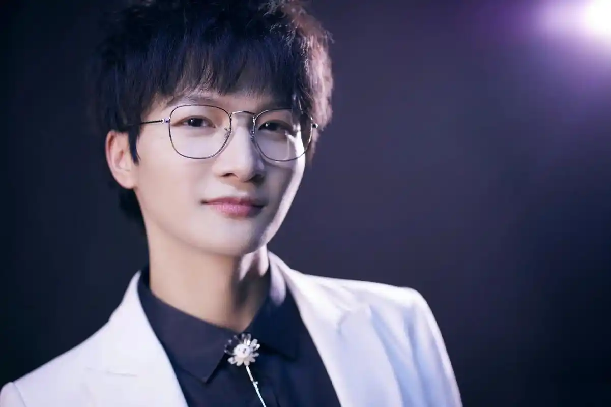 眼镜款周深来啦! 深深戴眼镜也可以这么又可爱又酷啊