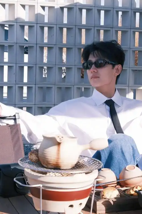 阳光正好的杨洋～白衬衫牛仔裤也能很潮  #杨洋清瘦了不少