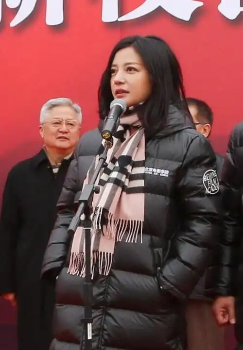 赵薇就算穿一身婶婶装也挺美的厚重的羽绒服也没影响她的魅力