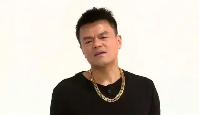 朴振英:因太丑遭嫌弃,成立jyp赚千亿身价,二婚娶小9岁娇妻