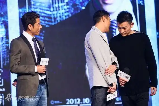 图文寒战发布会梁家辉与刘德华耳语