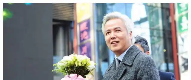 张庭买下黄埔江边整栋大楼林瑞阳拄拐杖监工大方送奶茶慰问