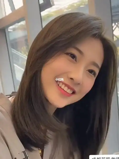 圆脸女生一定要尝试的发型显瘦又减龄时尚