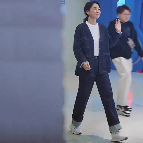 贾玲**2024早春穿搭高级感休闲蓝色牛仔外套裤子两件套装… - 17网