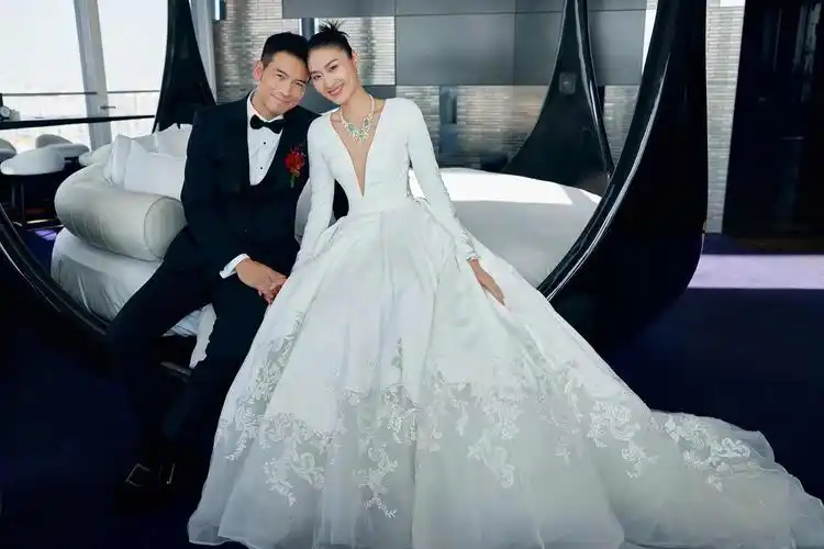 纪焕博王诗晴完婚 刘德华手写贺卡送祝福_凤凰网娱乐_凤凰网