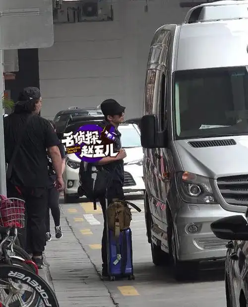 座驾已在机场外等候多时,钟汉良一路狂奔到保姆车前,车门却迟迟不