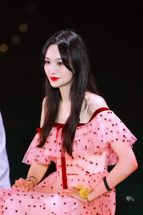 郑爽[超话]##郑爽粉色露肩星星纱裙