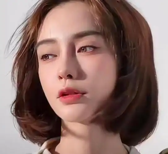 再见baby的机车短发,真的是混血感满满,美女果然适合任何造型,真的是