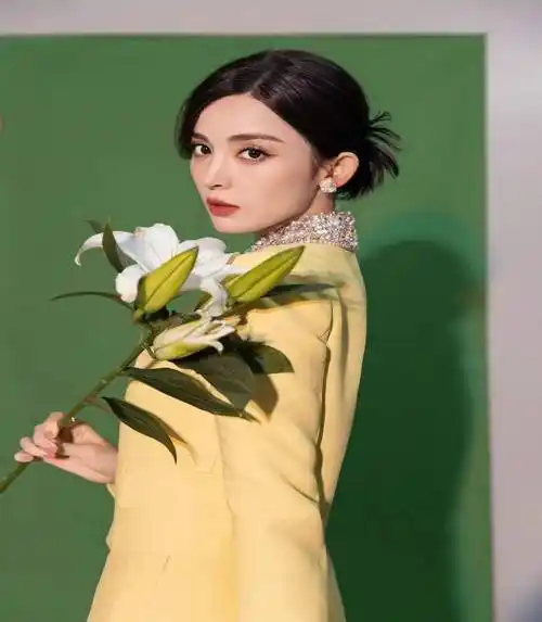 古力娜扎杂志拍摄,红色露背长裙超美,每一帧都是大片_网友_好身材