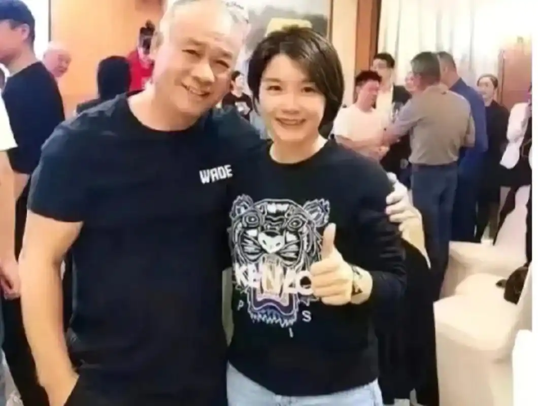 60岁李宁与62岁妻子同框,李宁沧桑像老头,妻子貌美如少女 最近,一组