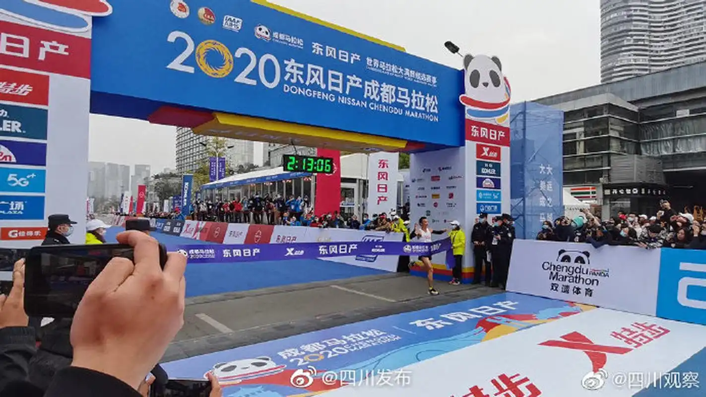 【2小时13分06秒 成马冠军诞生】2020成都马拉松的终点处传来消息