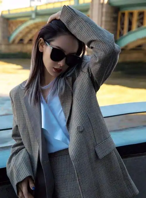 戚薇不愧被称为"戚哥",短发西装比男人都帅,好身材完全挡不住