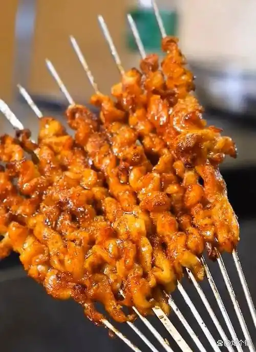 昨天给大家出了一个炸鸡皮的教程,今天给大家出一期烤鸡皮的教程!