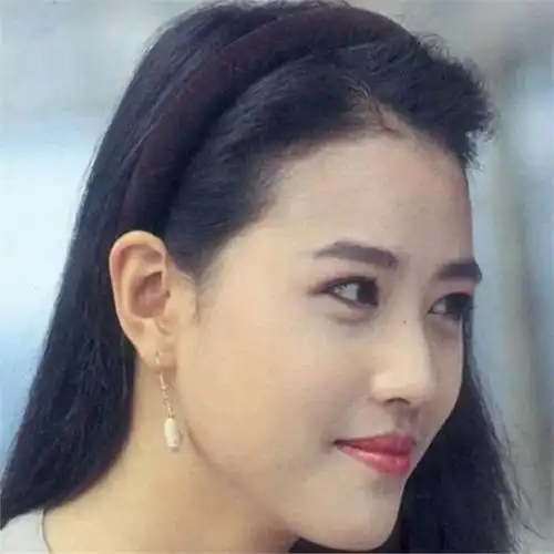 其实,不仅是刘亦菲,还有许多其他的美女也都有些龅牙.