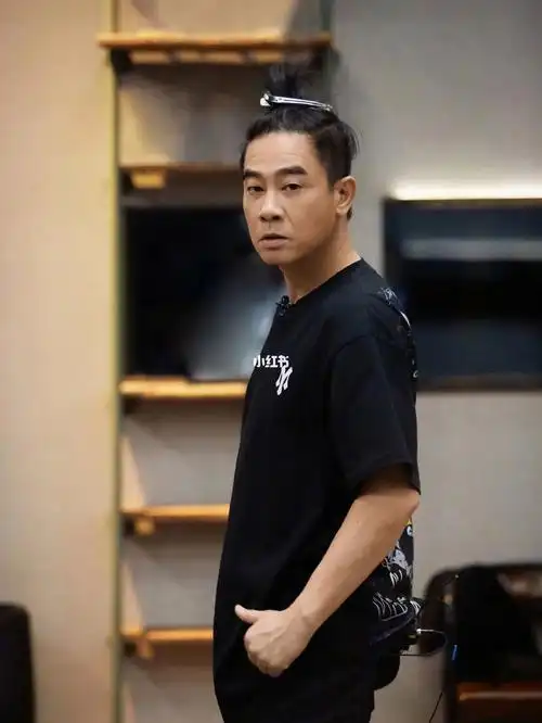 关于陈小春的发型