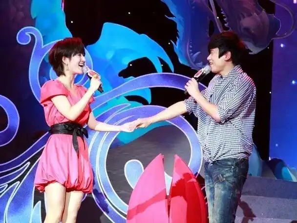 有一股川妹子火辣辣的味道,凭借这种风格迅速在湖南卫视快乐大本营