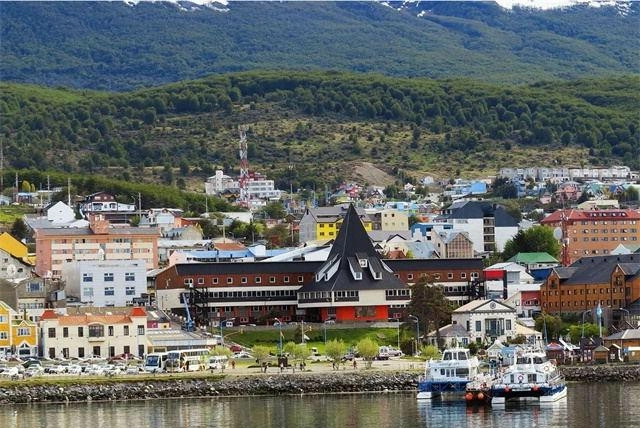 北尽头,朗伊尔城这座城市位于挪威下辖的"斯瓦尔巴群岛"的最大岛屿之