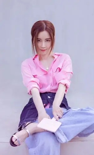 傅颖一组宣传美照,粉色衬衣搭配牛仔裤清新靓丽