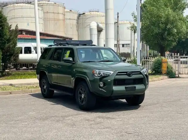 22款丰田超霸整个车身造型看起来较为方正,而方正的轮框设计看起来也