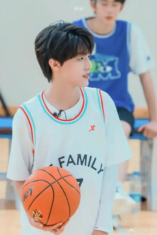 更新深夜偷偷放一张完美侧脸,看着入眠,今晚一定有个好梦91张泽禹