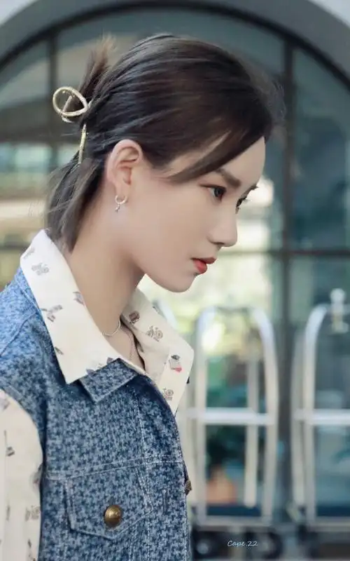 陆柯燃温柔盘发造型##陆柯燃金属抓夹长发造型