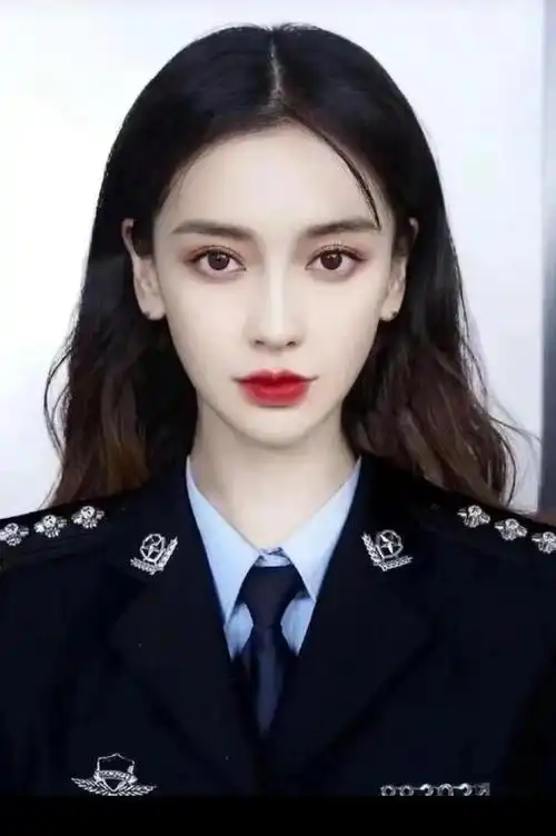 是网络疯传的证件照模版,本来还以为她穿高定的次数可以超越范冰冰,没