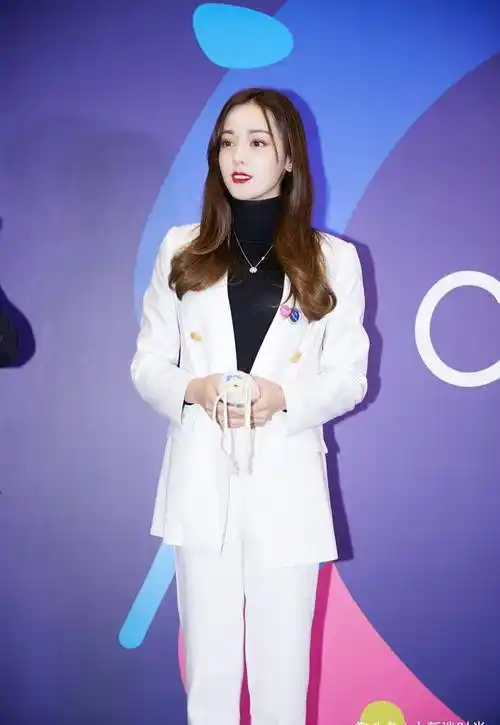 真实镜头下的迪丽热巴,无美颜无滤镜,照样美得不可方物_造型_连衣裙