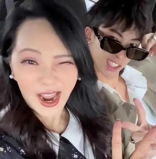 庾澄庆伊能静跨国团聚,儿子恩利毕业典礼成家庭温情大片