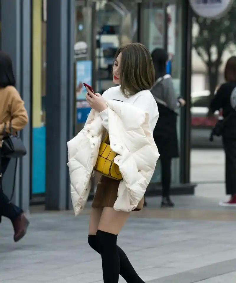 冬季街拍:看看成都美女冬天都是怎么穿的,温暖又时尚