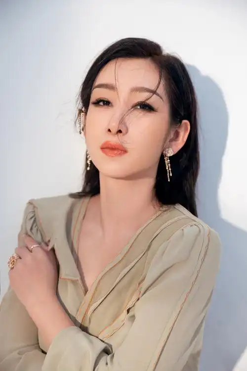 秦海璐夏日长裙 清新绿色温婉优雅__凤凰网