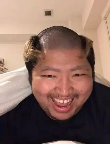 超丑肥宅男找了个不离不弃的漂亮女友成网红,网友大呼不公平!