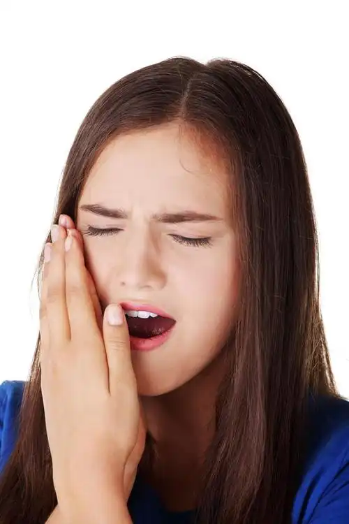 牙疼.,少女用痛苦的表情压着擦伤的脸颊,好像牙疼得厉害似的.