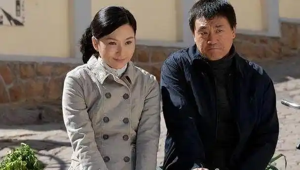 演员何冰:为何结婚25年0绯闻?看看妻子是谁就知道了