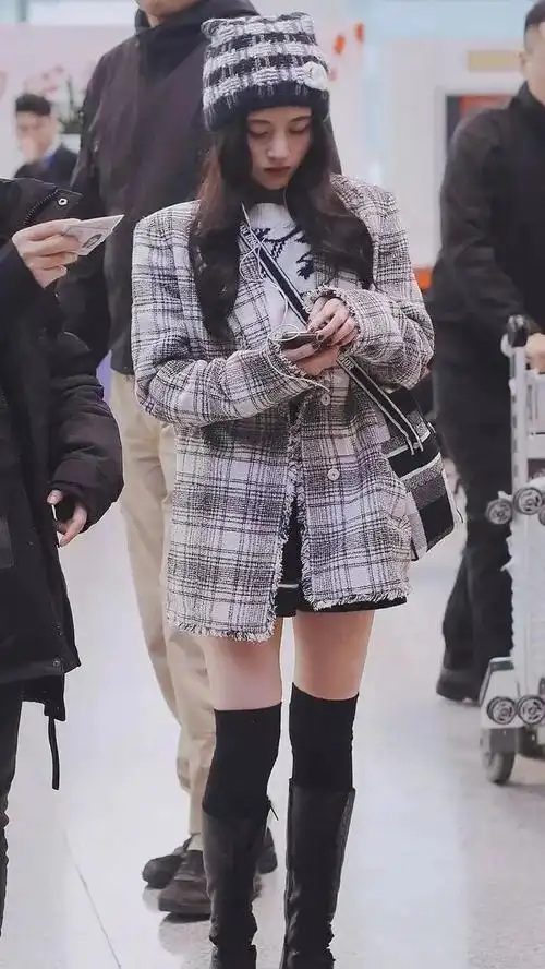 鞠婧祎小香风套装配马丁靴看到她双腿的那刻确定身高159