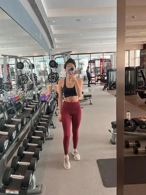 杨采钰健身不忘晒自拍扎高马尾元气满满