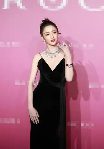 佟丽娅穿黑色低胸吊带裙秀妩媚身材 秒变"小腰精"了 娱乐八卦