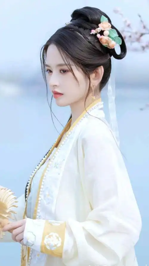 林思意,稚气褪去,越来越美的女明星