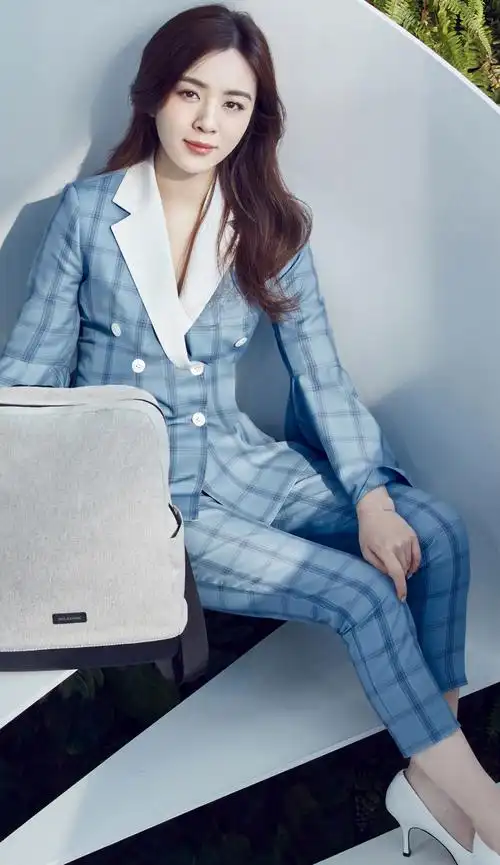 王晓晨身穿一款淡蓝色格纹西服,清新优雅