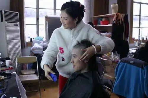 图文缘来就是你片场花絮刘涛为陈司翰剃头2