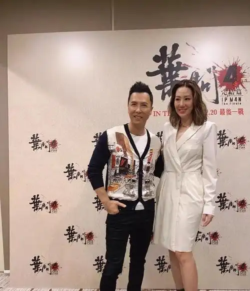 甄子丹老婆汪诗诗身材绝了穿挂脖无袖连衣裙出席活动高挑纤瘦