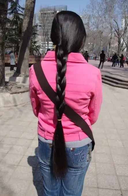 乌黑靓丽的麻花辫